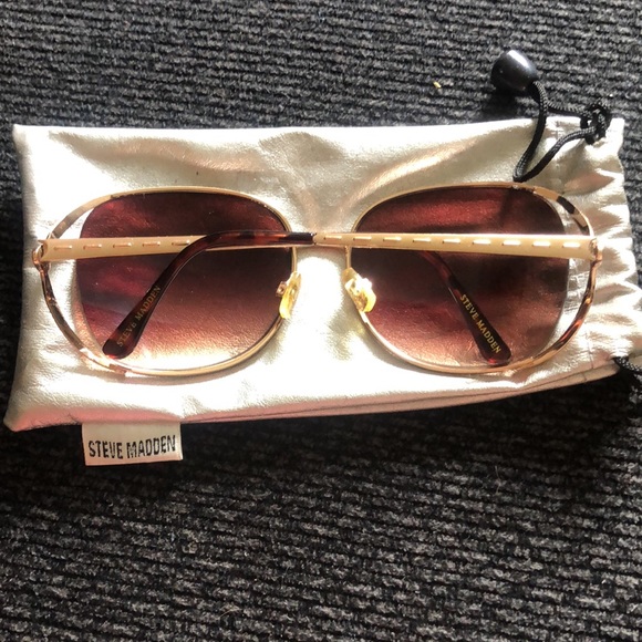 Steve Madden Sunglasses - Picture 2 of 2